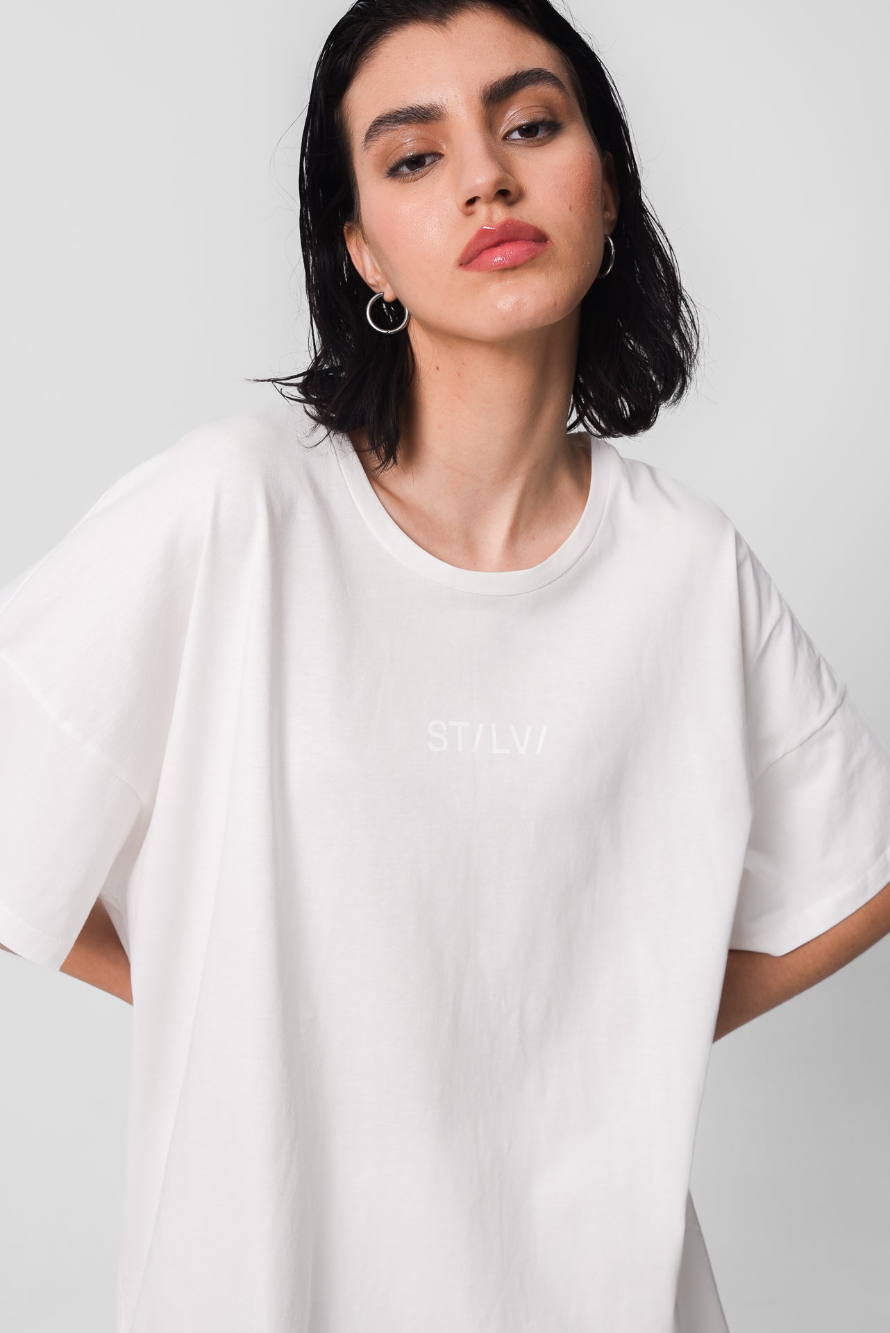 STILVI'S TEE (OYSTER)